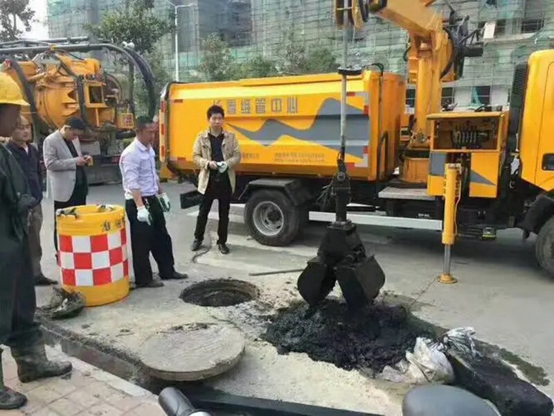 民权街道：网格员化身“清道夫”，为民解忧疏通“堵心”化粪池