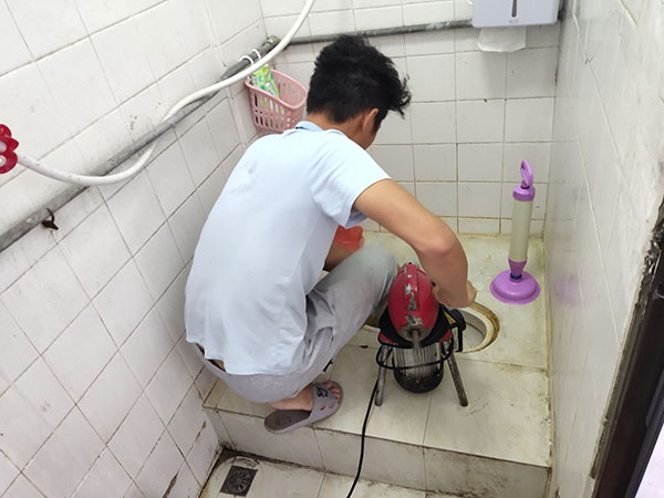 民权肥皂掉到马桶里把马桶堵住了怎么办？马桶堵住了怎么办